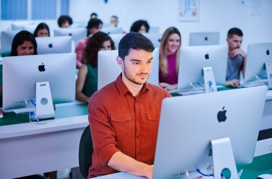 Credibilidade acadêmica e o aval do mercado de trabalho.